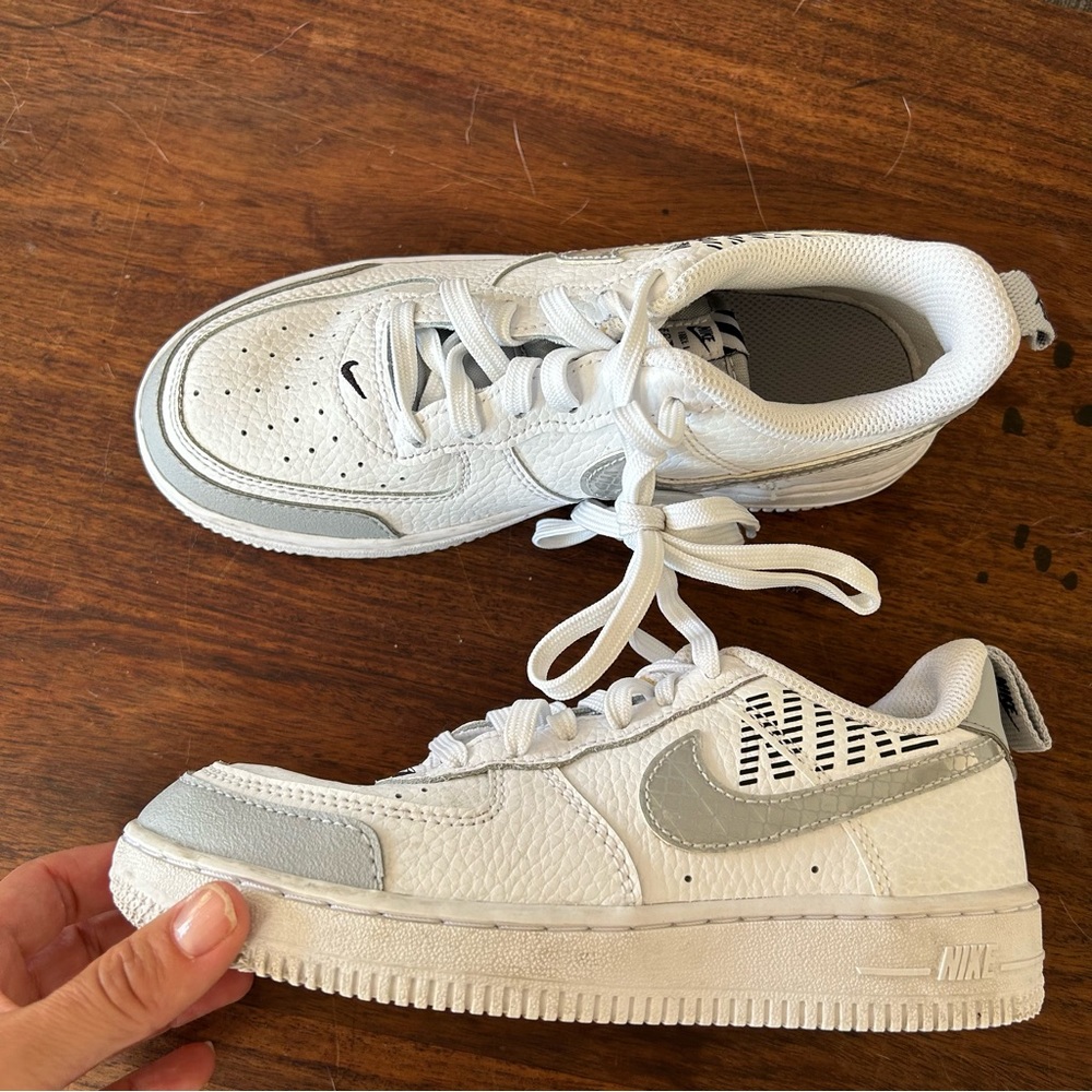 Kids white grey Air Force 1 Nike in great shape kids child size 2 Y silver beige - Picture 4 of 16